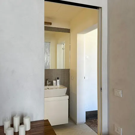 Central Luxury ~ Jacuzzi + Patio A/c Apartment Venice