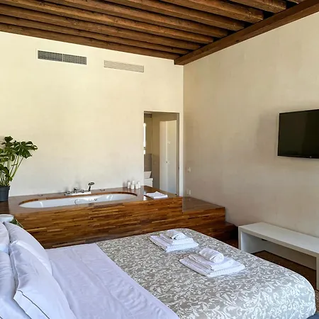 Apartment Central Luxury ~ Jacuzzi + Patio A/c Venice
