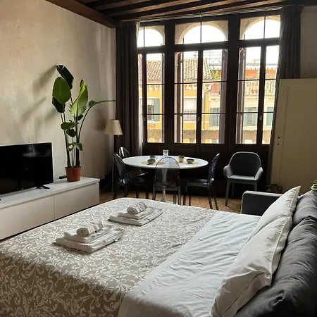 Central Luxury ~ Jacuzzi + Patio A/c شقة