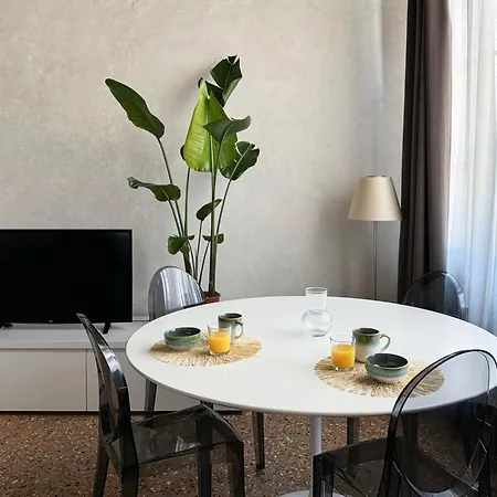 Central Luxury ~ Jacuzzi + Patio A/c Apartment Venice
