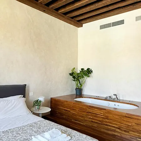 Central Luxury ~ Jacuzzi + Patio A/c * 威尼斯