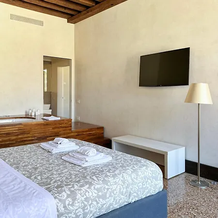 Apartment Central Luxury ~ Jacuzzi + Patio A/c