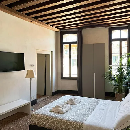 Apartment Central Luxury ~ Jacuzzi + Patio A/c Venice